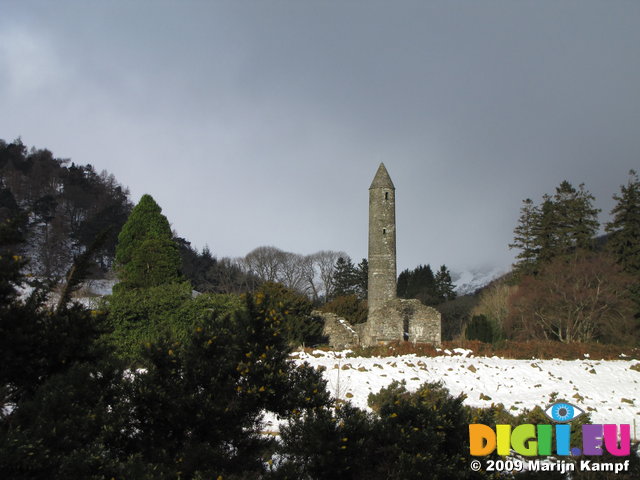 SX02586 Round Tower Glendalough in snow